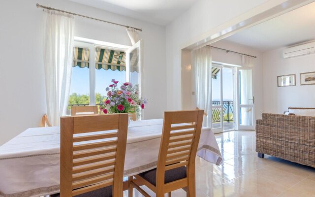Beautiful Home in Dugi Rat With Wifi and 6 Bedrooms
