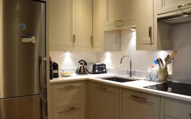 Renovated 1 Bedroom Apartment