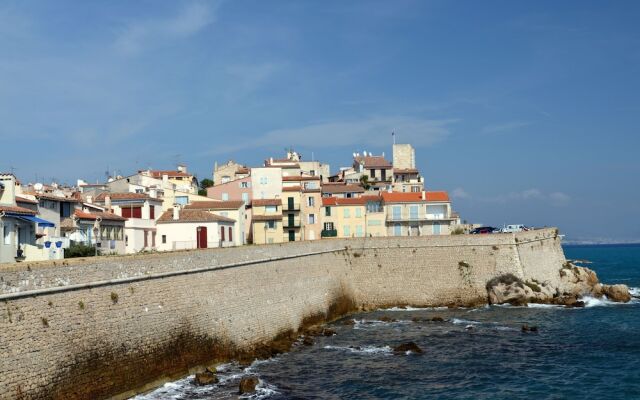 2P Vieil Antibes balcon sur la Marina