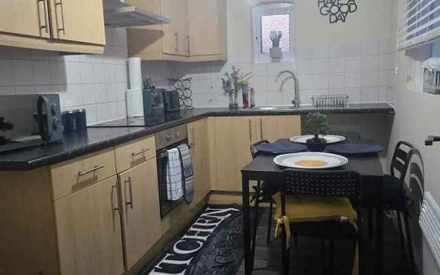 Charming Wolverhampton Apartment With Private Entrance