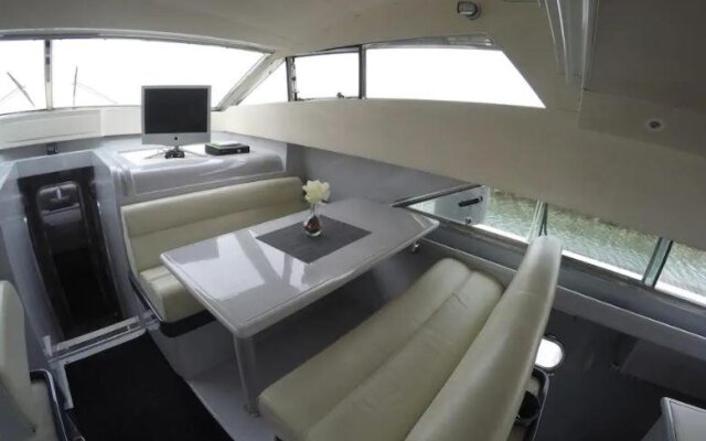 Beautiful and magnific yacht for 6 persons