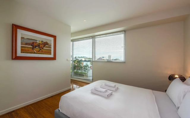 Beautiful 1-bed in St Kilda w/ Parking & Terrace