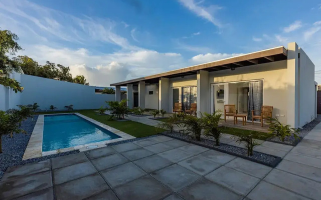 NEW - Cozy Modern One Bedroom Close to Beach