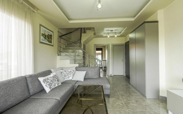 Flat w Shared Pool and Balcony 8 min to Beach