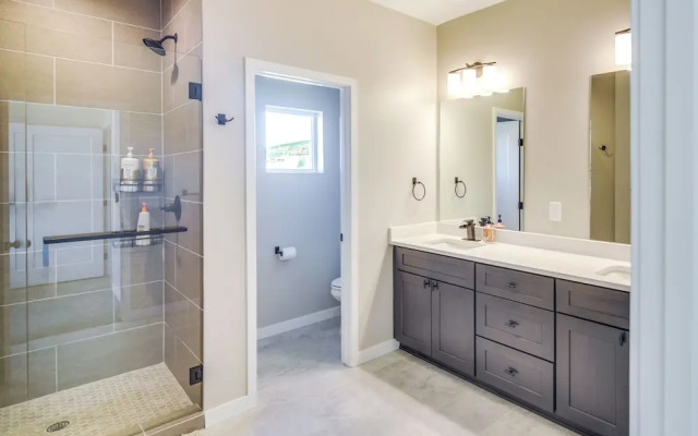 Ski-in/ski-out Granby Townhouse w/ Private Hot Tub