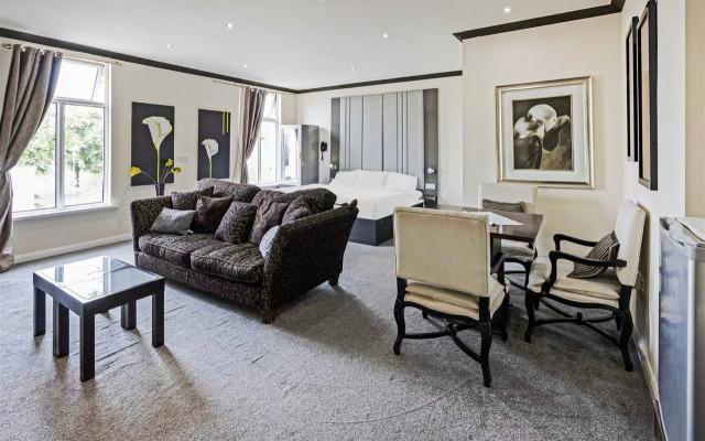 OYO The Baltimore Hotel