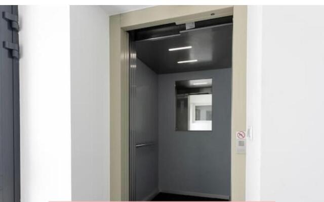 Between Schoenbrunn and the City Center. Apt. 31