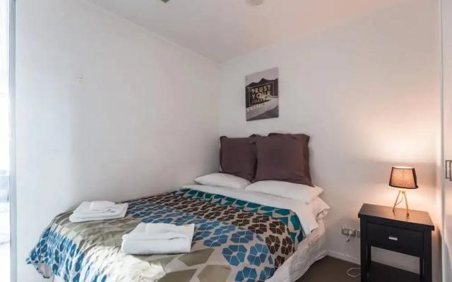 2 Bedroom Auckland Apartment With City Views