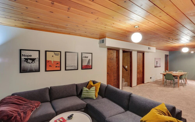 Crestline Cabin: Mountain Views & Fire Pit!