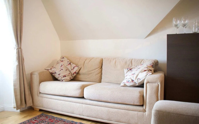 Modern And Charming 2 Bedroom Old Town Apartment
