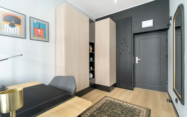 Poznan Apartment With Desk by Renters
