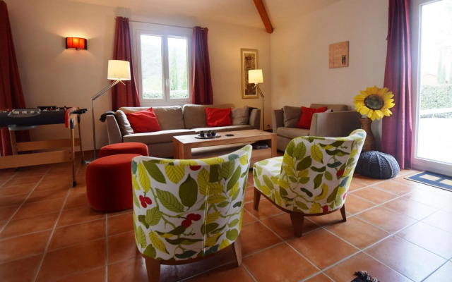 Elegant Villa in Les Mazes with Swimming Pool