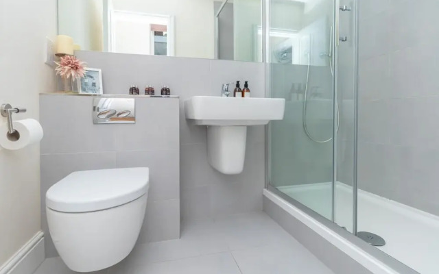 Two Bedroom Apartment in Hammersmith 201a, London