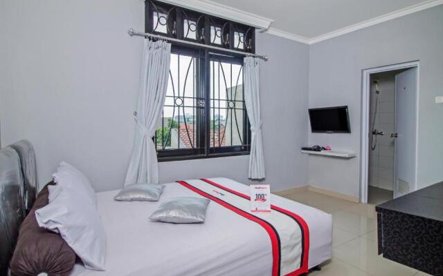 RedDoorz Plus @ Radio Dalam 2