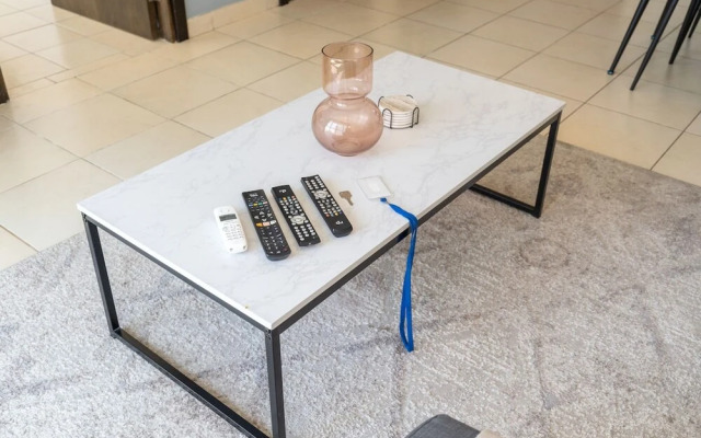 Refined 1BR Retreat in The Point Tower - Marina