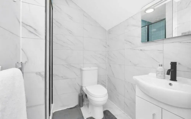 Stylish 4-bed Apartment - Parking & Central Links