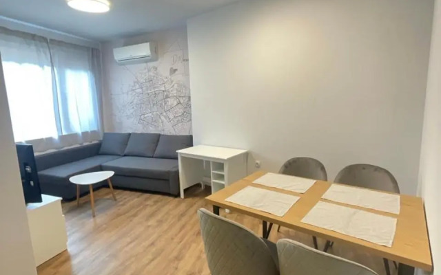 Top Center 2-BR Apartment with lovely Outdoor Area