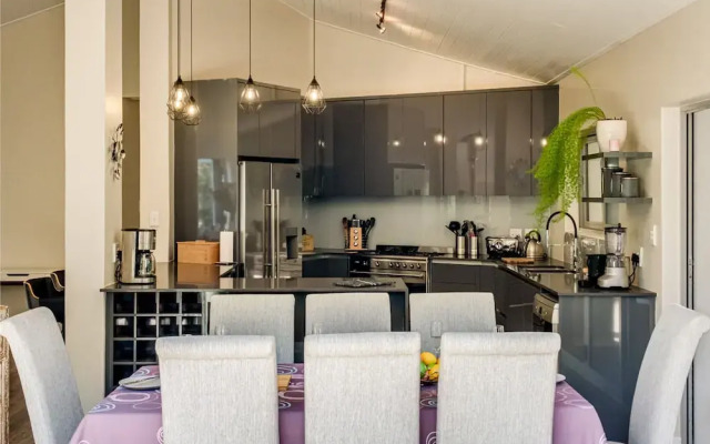 Charming Home With Mountain Views at Rivendell