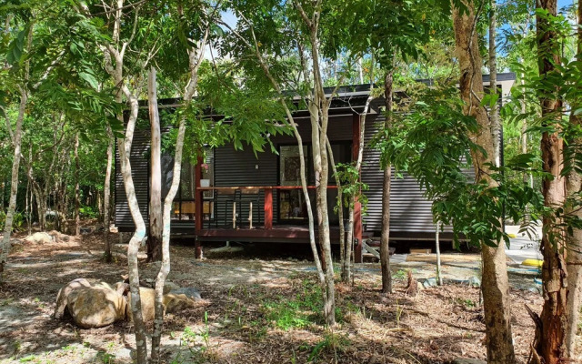 Airlie Beach Eco Cabins - Adults only