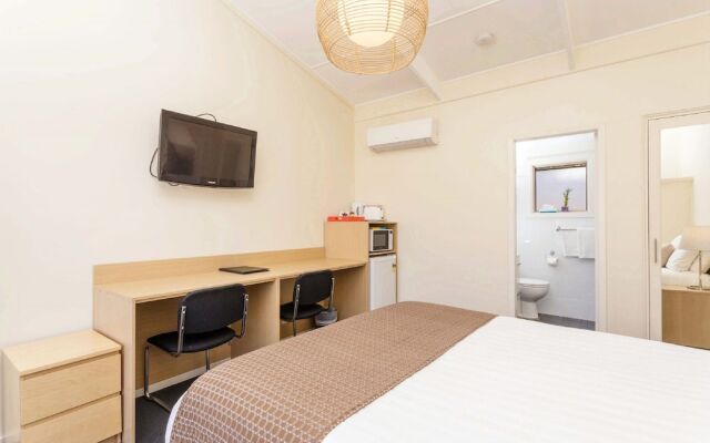 The Club Motel and Apartments