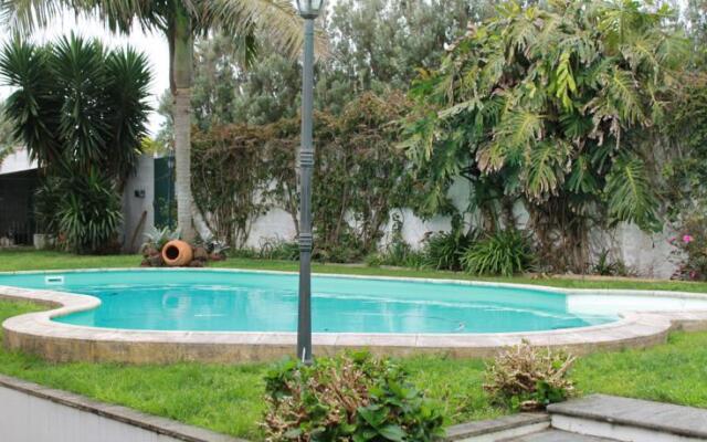 Vivenda com piscina à frente da praia