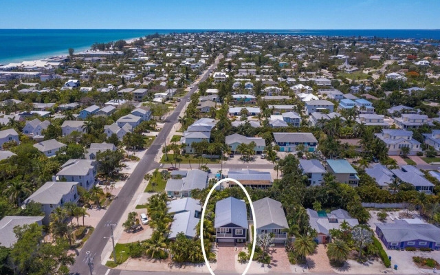 Splash Of Lime 3 Bedroom Home by RedAwning