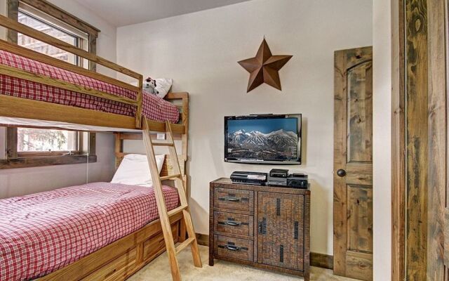 Highwood Hideaway 4 Bedroom Townhouse by RedAwning