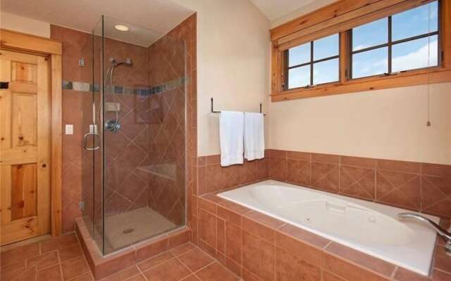 Private 3 Bedroom Townhome Located in East Keystone With Access to a Firepit, Hot Tub, and Billiards