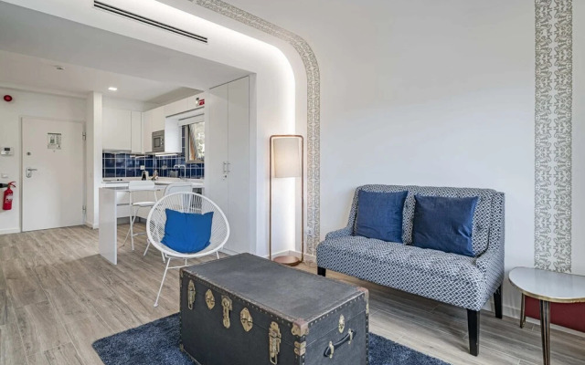 Drapes Design Apartments III by An Island Apart