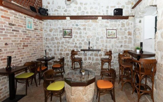 Lav Hostel & Café