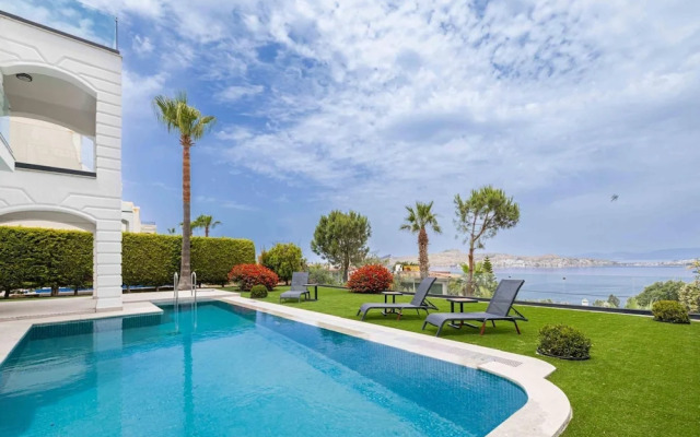 Stunning Villa With Private Pool and Luxuriest Views