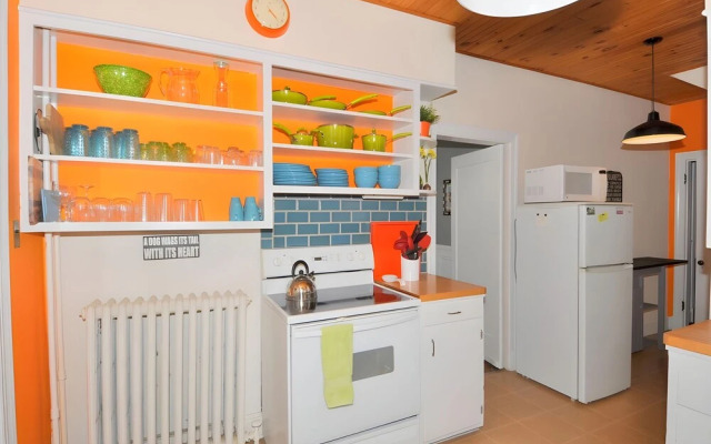 Aunt Beas Bungalow - Right in Town!