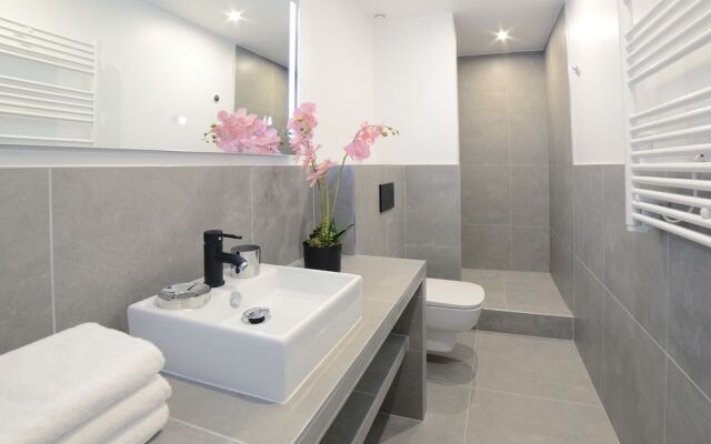 Luxury AC 3BDR Le Marais I by Livinparis