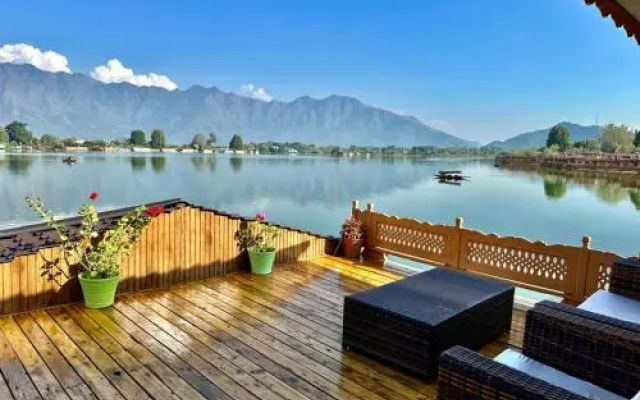 New Zenith Group of Houseboats