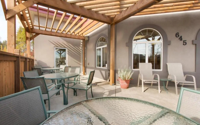 Days Inn & Suites - Thunder Bay