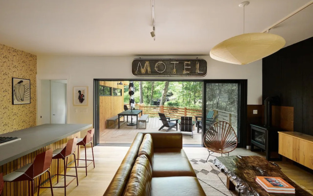 Woodstock Way Hotel