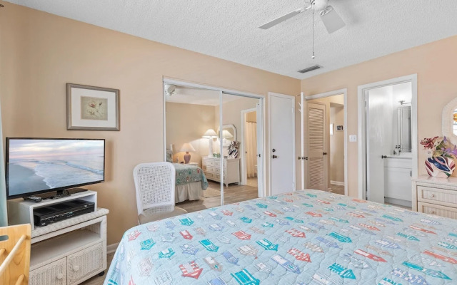 Colony Beach Club 220