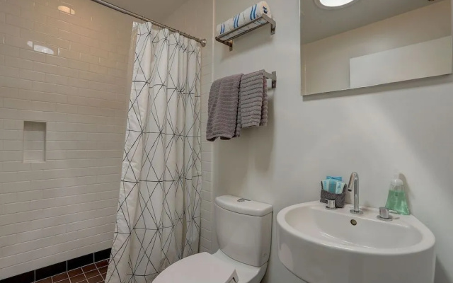 Neal Creek 2 Bedroom Home by RedAwning