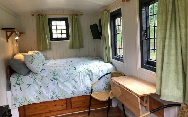 Cosy & Secluded Lakeside Fisherman's Hut