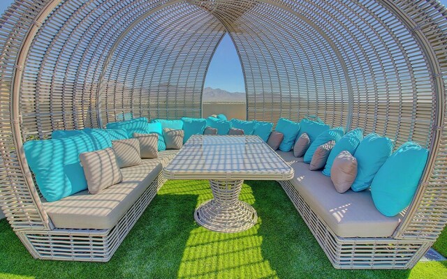 Rooftop Pool with Views-King Beds-Parking 1123