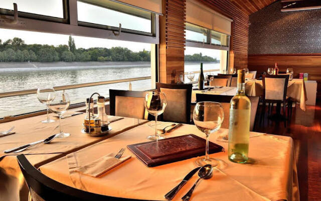 Vogue Apartments Room