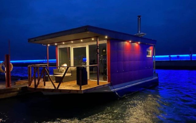 Cozy Floating house with sauna