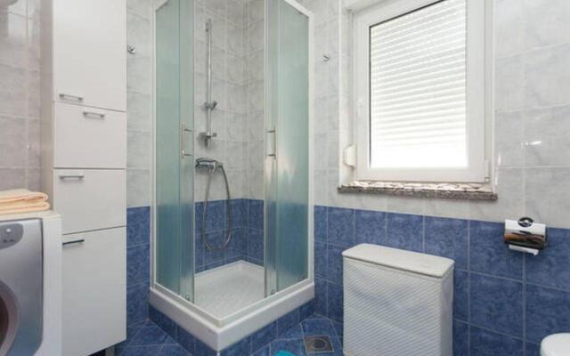 Leona Apartment