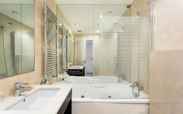 JOIVY Splendid 2BR Apt w/ parking&balcony, 10mins to Praça do Comércio