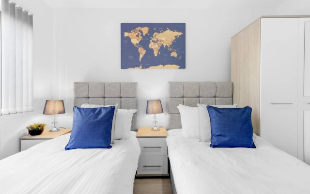 Spacious 4bedroom House-01 in Farnham Royal Slough