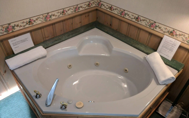 Algonquin Lakeside Inn
