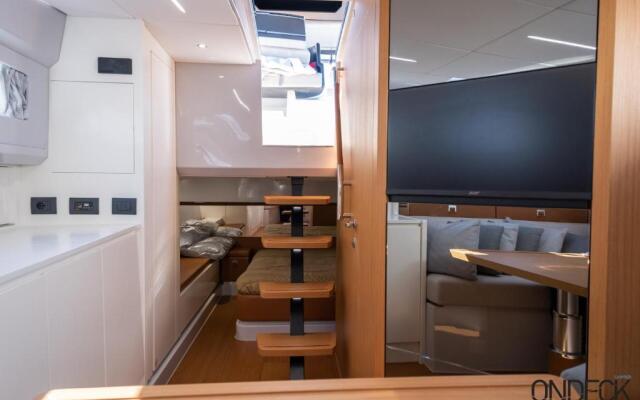 Yaloou Exclusive Yachting & More BLUEGAME 42