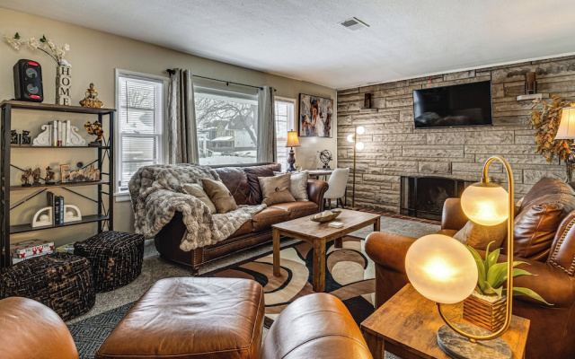 1 Mi to Butler! Family-friendly Indianapolis Home