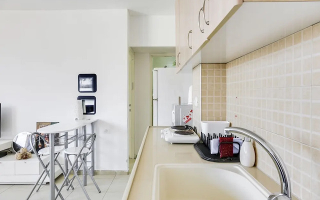 Central Apartment by Rothschild & Market