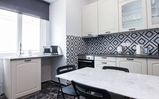 Modern apt with Increbilbe Athens Views